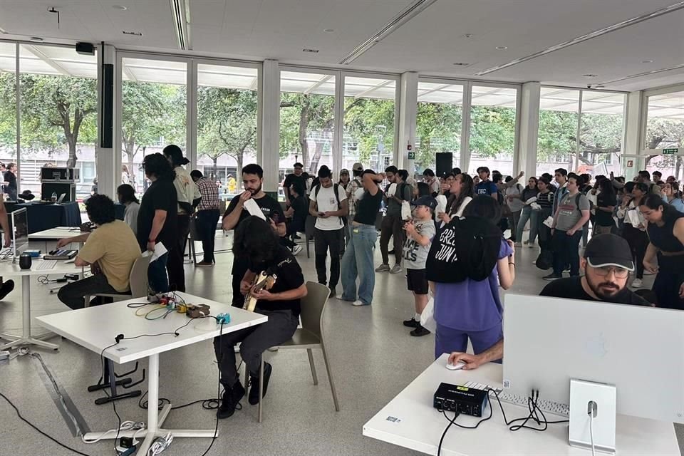 Alumnos del Tec de Monterrey durante el eclipse solar.