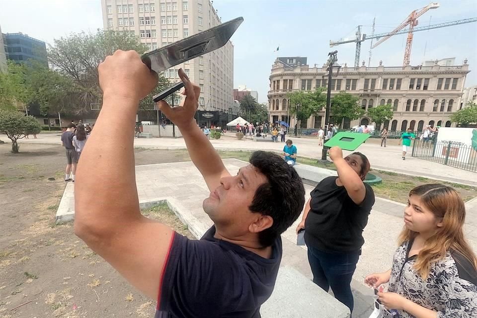 Desde la Macroplaza, algunos ciudadanos disfrutaron de este fenómeno astrónomico que no se volverá a dar hasta el 2052.