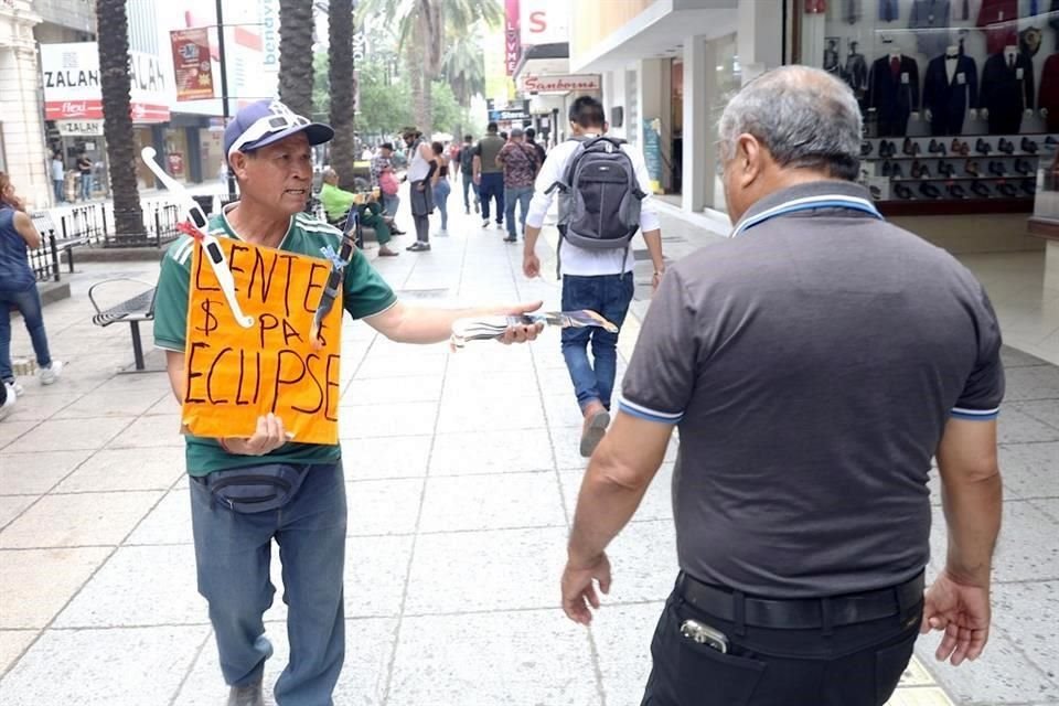 Previo el eclipse, se notaron personas vendiendo lentes para apreciar el fenómeno astrónomico.