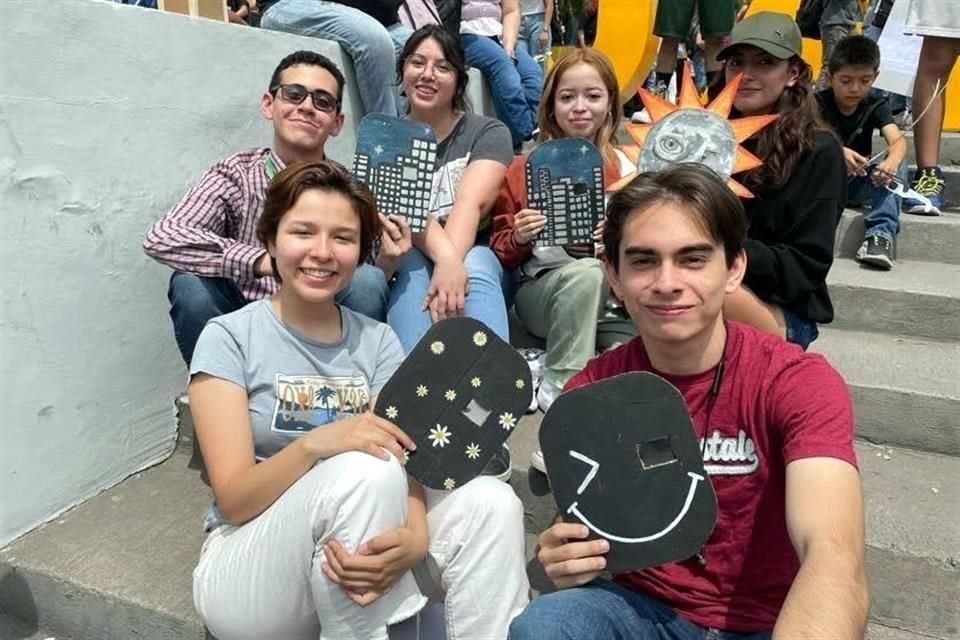 Alumnos de la UANL se reunieron para vivir y apreciar el eclipse.