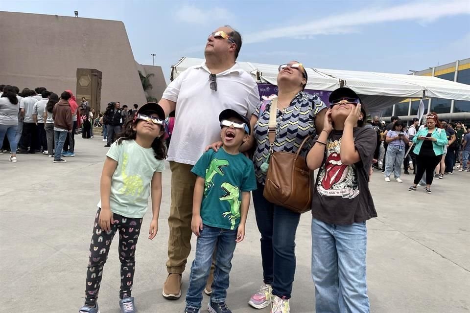 Familias se dieron cita en la rectoría de la UANL para ver juntos el eclipse.