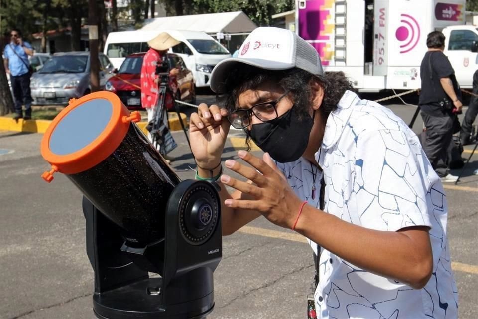 En el Planetario Luis Enrique Erro se dispusieron cinco telescopios en el estacionamiento, además de 25 que compartieron los aficionados, para admirar el eclipse total de sol.