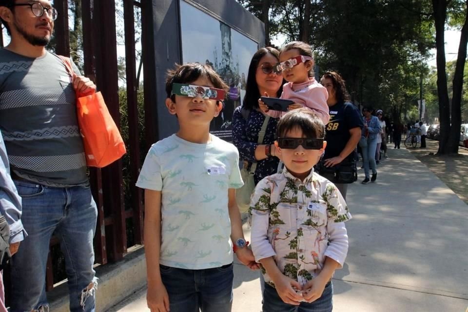 Familias completas acudieron al planetario del IPN para admirar el fenómeno astronómico de este lunes 8 de abril.