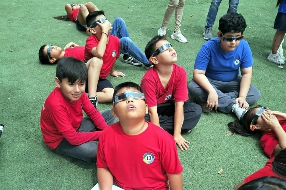 En la Escuela Primaria 13 de Septiembre pequeños disfrutaron y también aprendieron del eclipse solar.