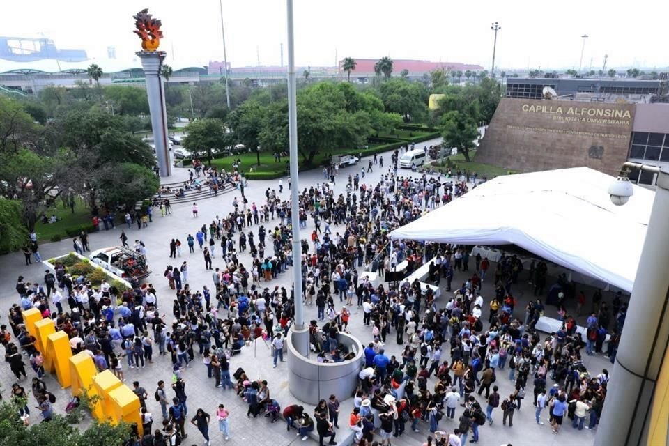 Cientos de personas vieron el eclipse solar desde la explanada de rectoría.