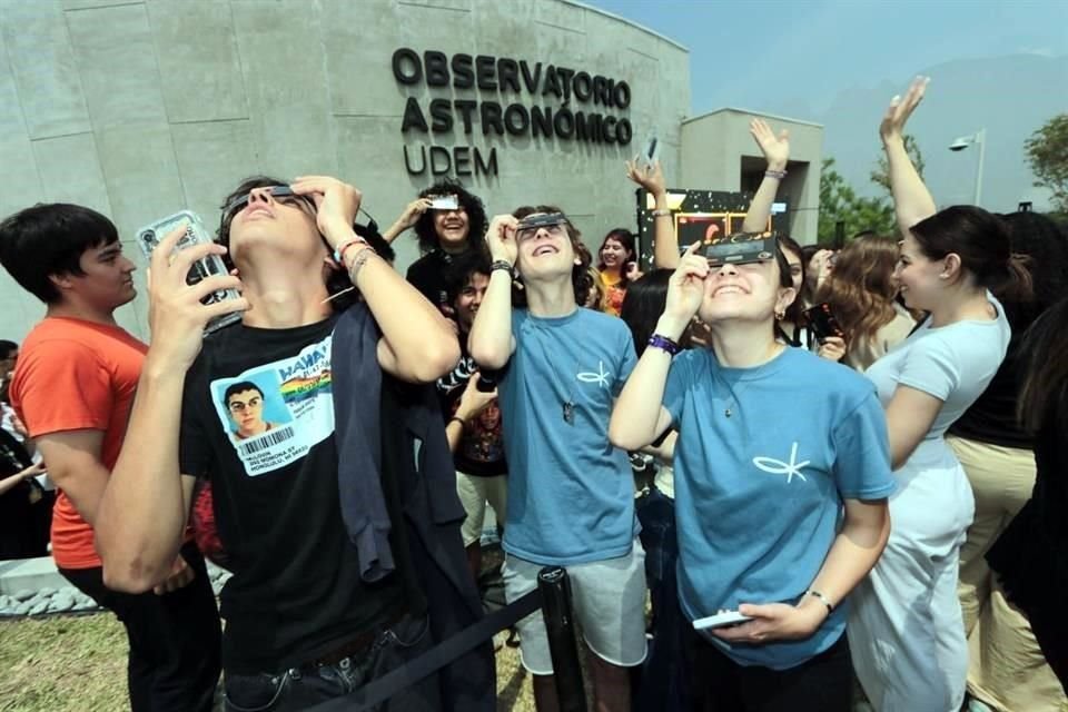 Alumnos de la UDEM también disfrutaron del fenómeno astrónomico que se dio en la Ciudad.