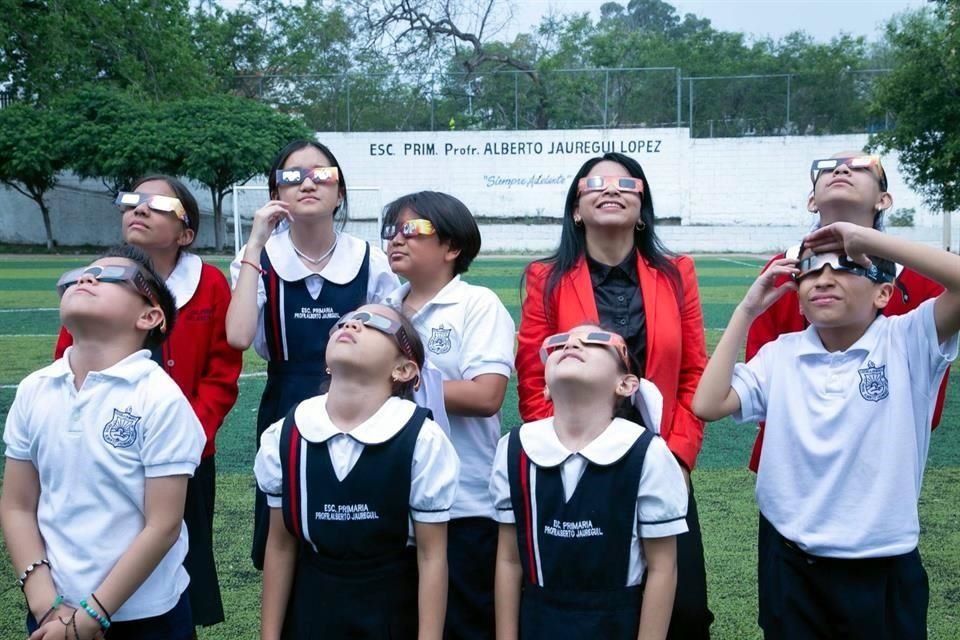 Alumnos y maestros de la Escuela Primaria Profr. Alberto Juaregui López observaron el eclipse de sol