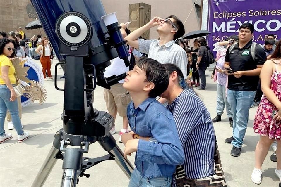 En la explanada de Rectoría de la UANL también llegaron familias que aprovecharon los telescopios instalados para el evento.