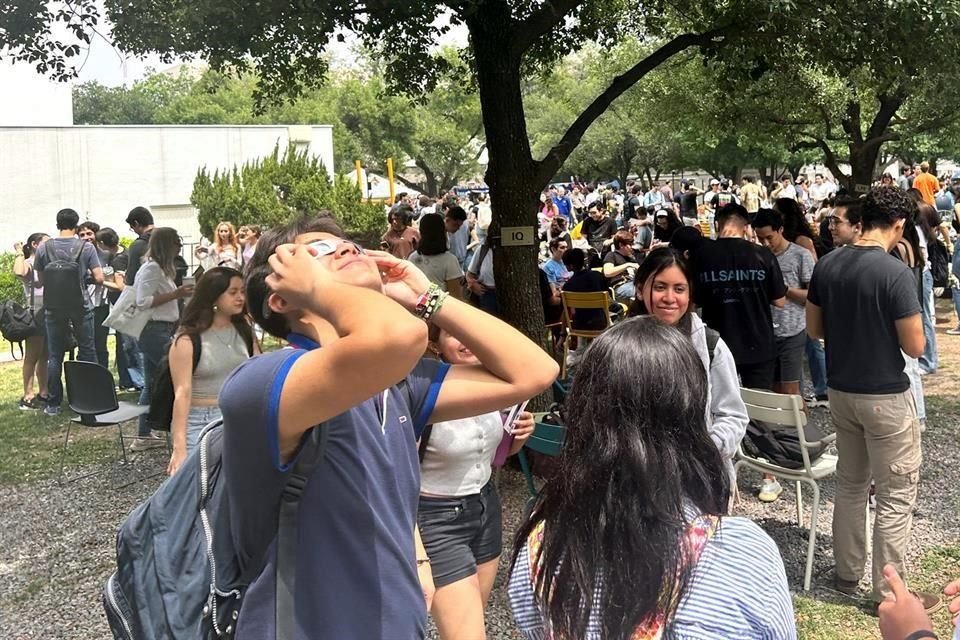 La comunidad Tec disfrutó la observación del eclipse en jardines del campus.