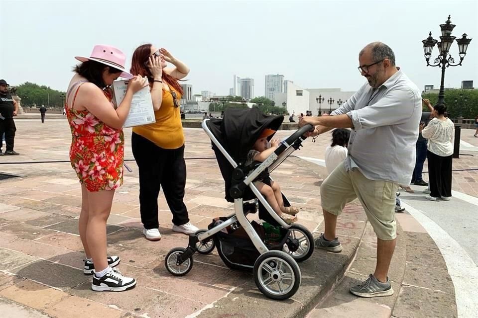 La familia González Perales llevó hasta el bebé, Sebastián.