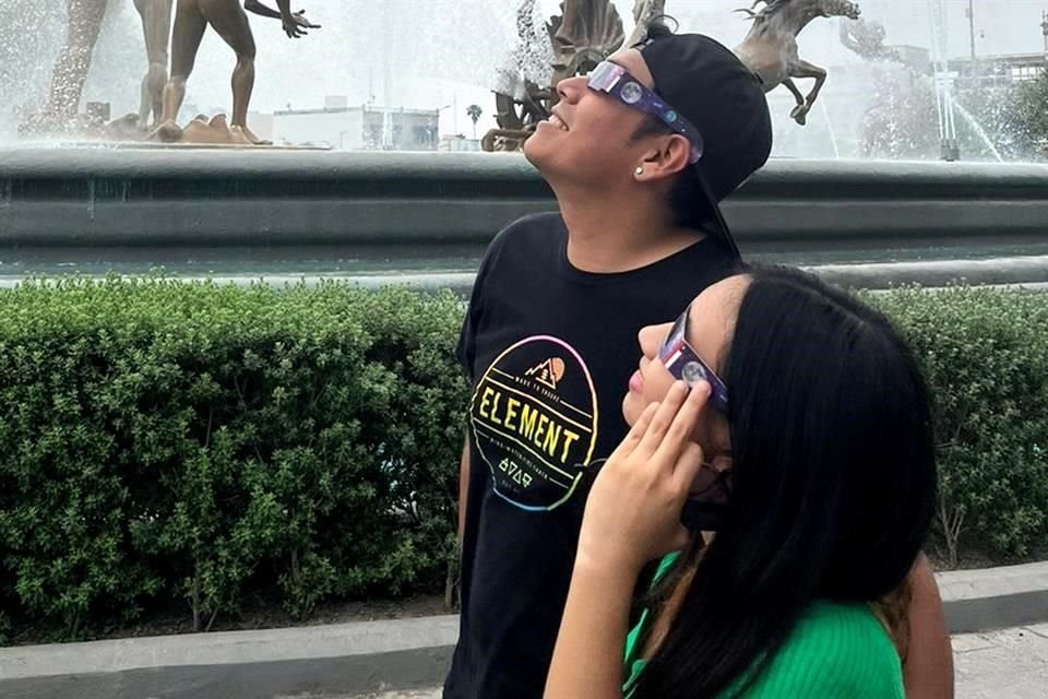 Los novios Juan Carlos Tovar y Diana Gómez captaron el eclipse.