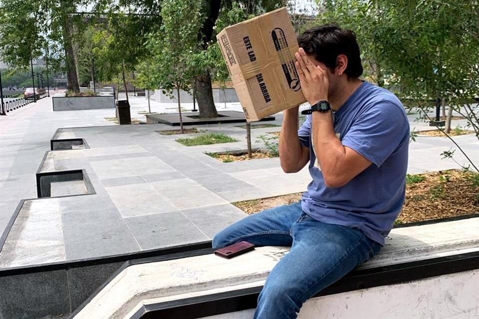Elías Bueno, alumno de Filosofía, llevó su caja oscura.