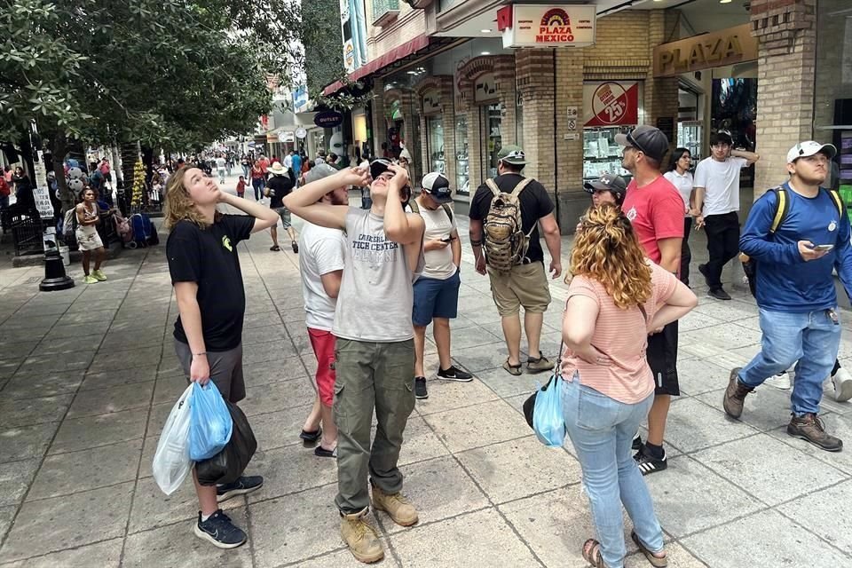 Turistas texanos realizaron compras y se dieron tiempo de admirar el eclipse.
