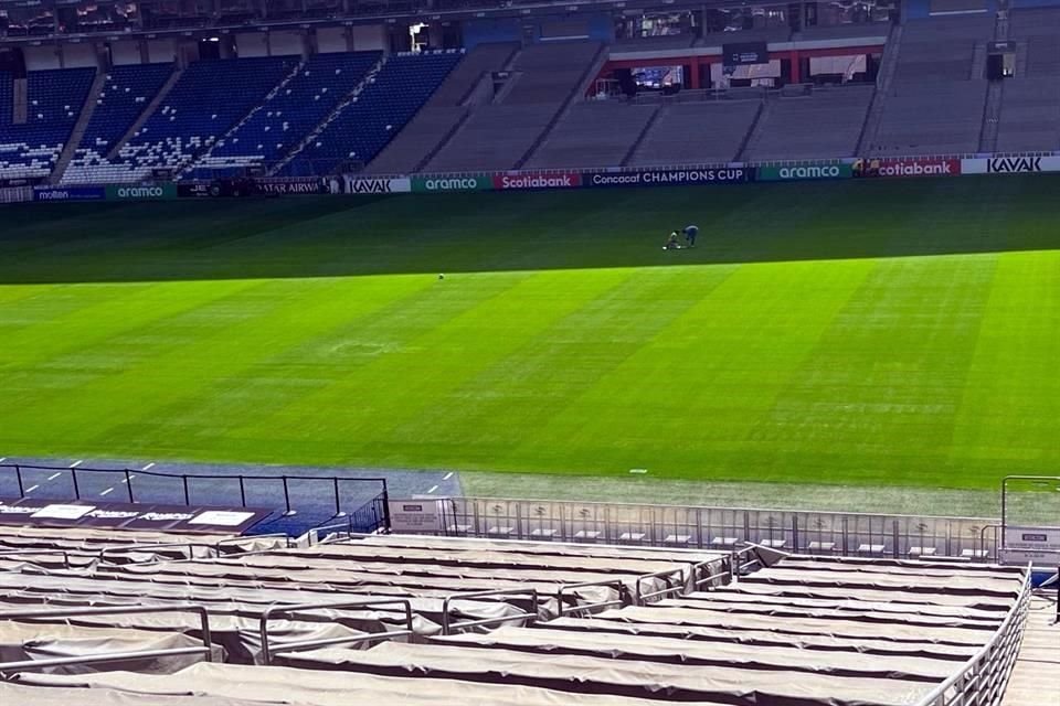 Dentro del estadio, el perímetro de la cancha también está rodeado de vallas de seguridad.