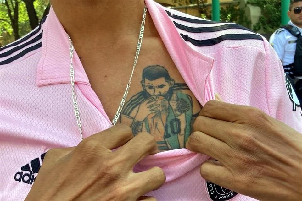 El aficionado Héctor Ramos se hizo un tatuaje de Lionel Messi besando la Copa del Mundo.