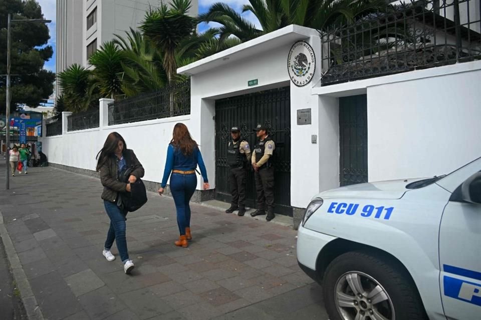 Policías resguardan la Embajada mexicana en Quito, el 8 de abril del 2024.