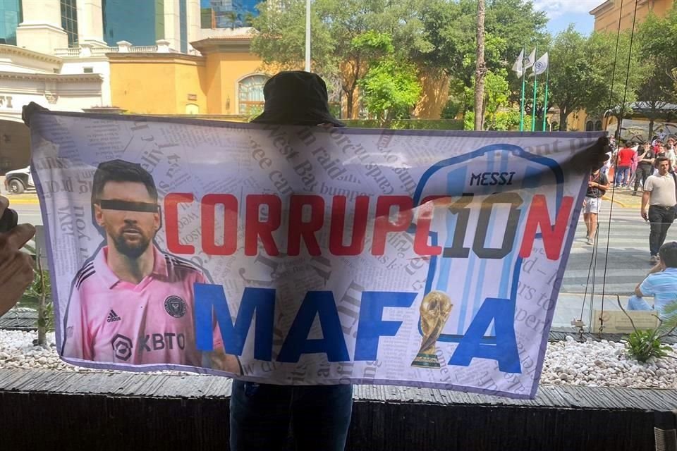 Un aficonados desplegó una manta en contra de Lionel Messi.