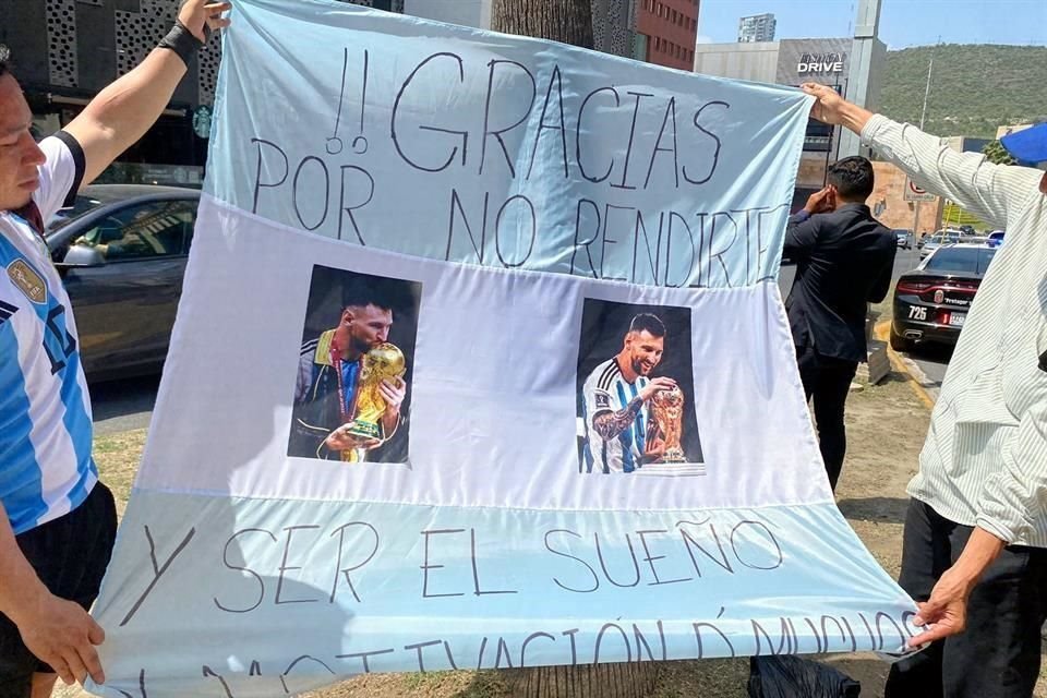 Un par de fans de Lionel Messi le hicieron una manta para manifestar su admiración por 'La Pulga'.