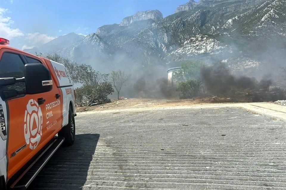 Un incendio de basura y matorrales en las faldas del Cerro de las Mitras moviliza a rescatistas y bomberos en la Colonia San Pedro 400.