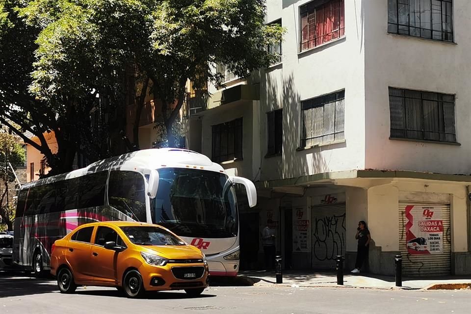 Las inmediaciones del Monumento a la Revolución son usadas para el ascenso y descenso de pasajeros.
