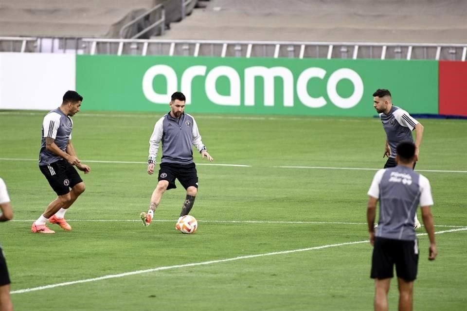 Lionel Messi llegó por la tarde a entrenar al Estadio Monterrey.