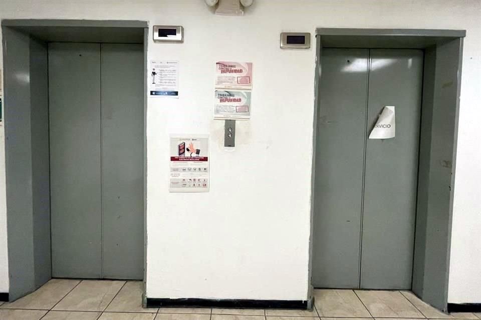 El edificio está localizado sobre la calle Pino Suárez y Padre Mier, en pleno Centro de la Ciudad.