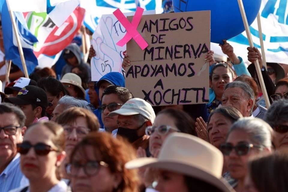 La candidata de Oposición recibió apoyo con pancartas, así como banderas del PAN, PRI y PRD, partidos que la abanderan.