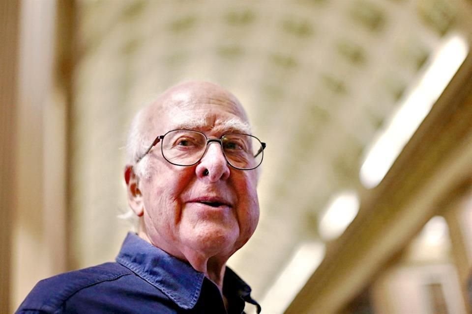 El físico británico Peter Higgs fue recordado como un científico con visión y creatividad notables que legó conocimiento fundamental para entender el cosmos.