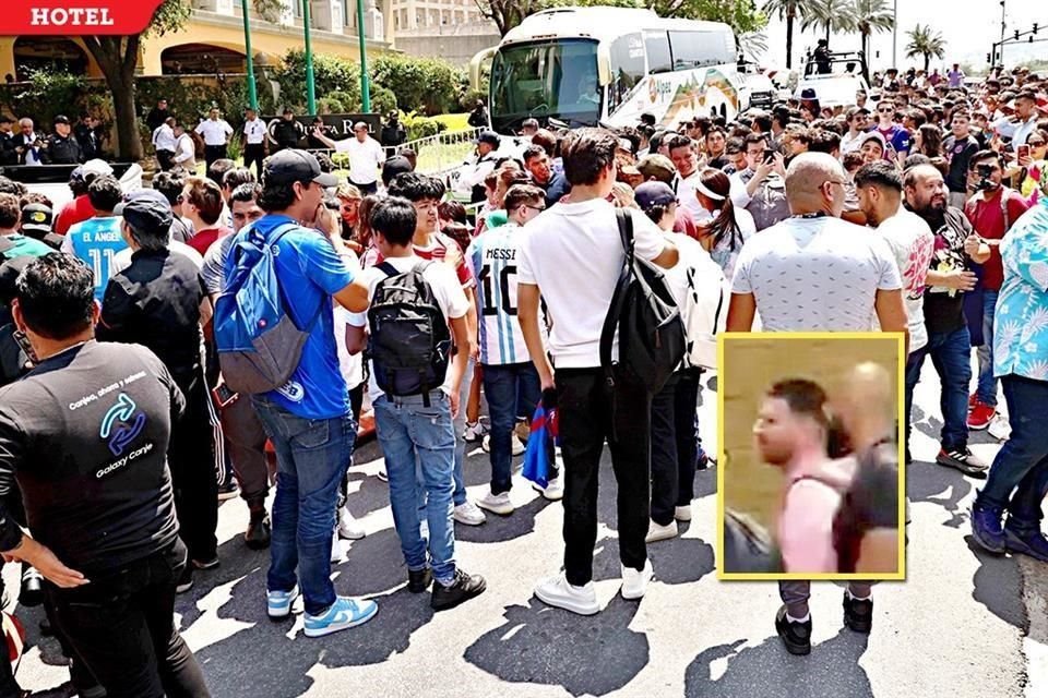 Cientos de aficionados estaban afuera del Hotel Quinta Real, en Valle Oriente, cuando llegó el argentino (recuadro).