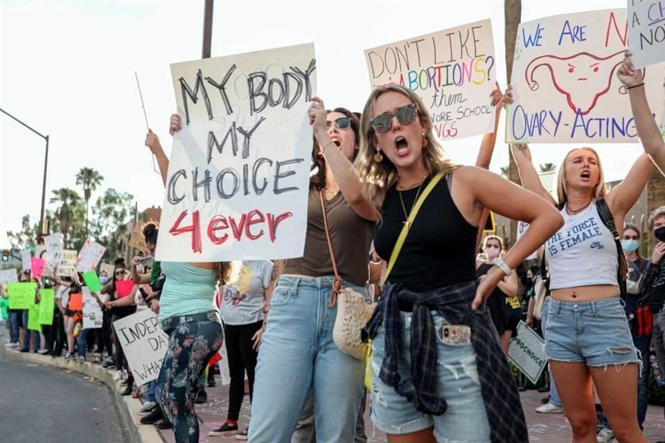 Manifestantes por el derecho al aborto cantan durante una manifestación Pro Choice en el Tribunal Federal de Tucson en Tucson, Arizona.