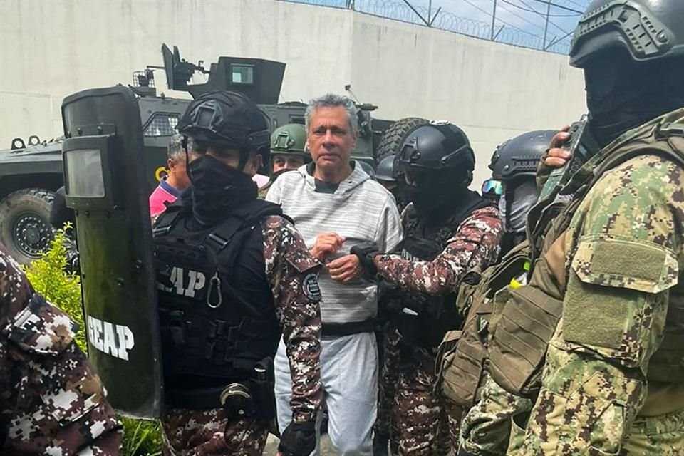 El ex Vicepresidente Jorge Glas a su llegada a la prisión de La Roca, en Guayaquil, el 6 de abril del 2024.