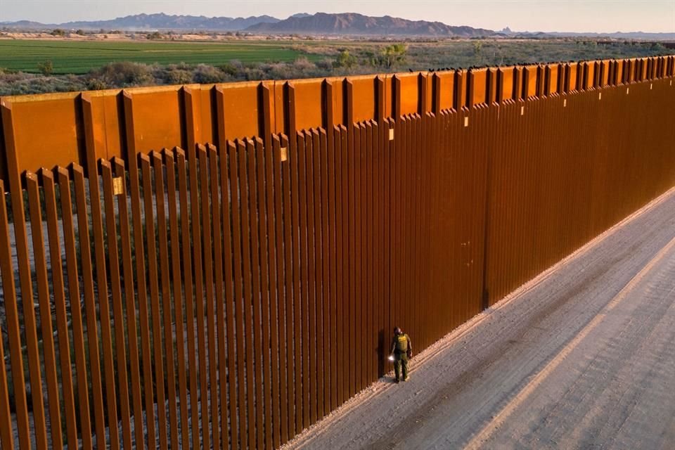 Un agente fronterizo custodia la frontera a la altura de Yuma, Arizona, el 9 de marzo del 2024.