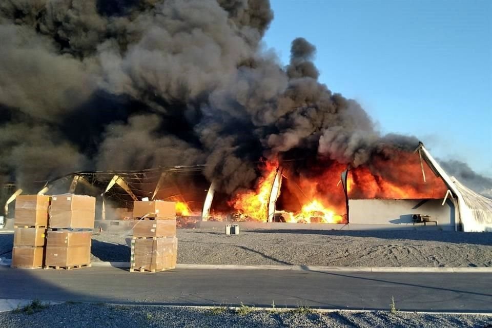 El fuego consumió la nave donde se ubica la empresa Mekra Lang México, en Escobedo.