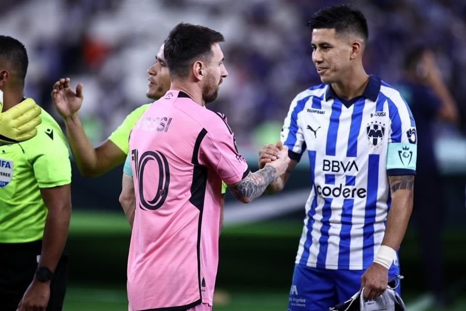 El saludo de los capitanes, Messi y Maxi Meza.