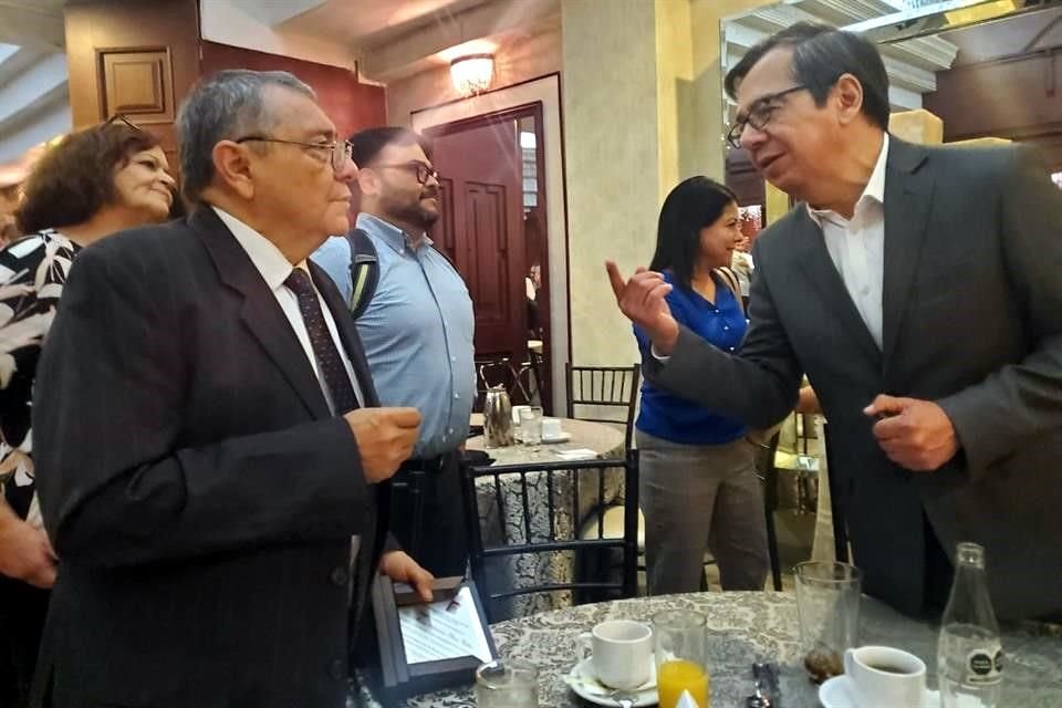 El economista Marco Antonio Pérez Valtier (izq.) y dialoga con Jorge Meléndez Barrón, titular de la Unidad de Planeación y Evaluación de Afore XXI Banorte.