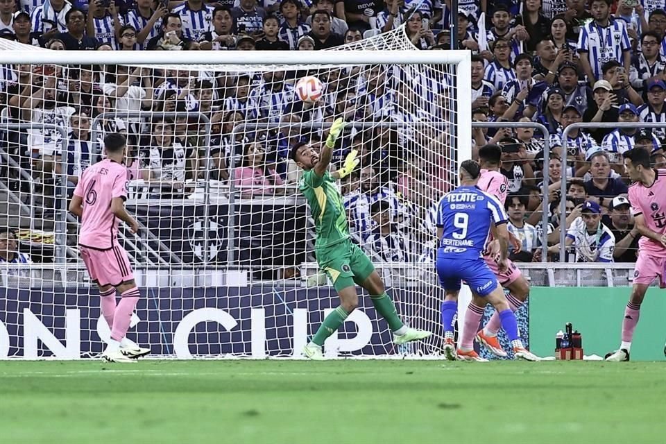 El primer avance de Rayados fue un remate de Brandon que atajó bien el arquero.