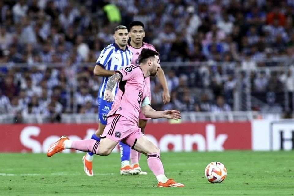 Lionel Messi tratando de salir con un avance.