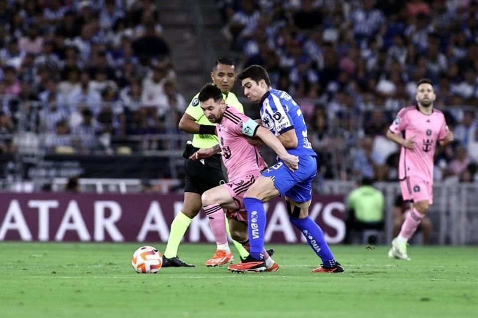 Stefan Medina trata de sacarle el balón a 'La Pulga'.