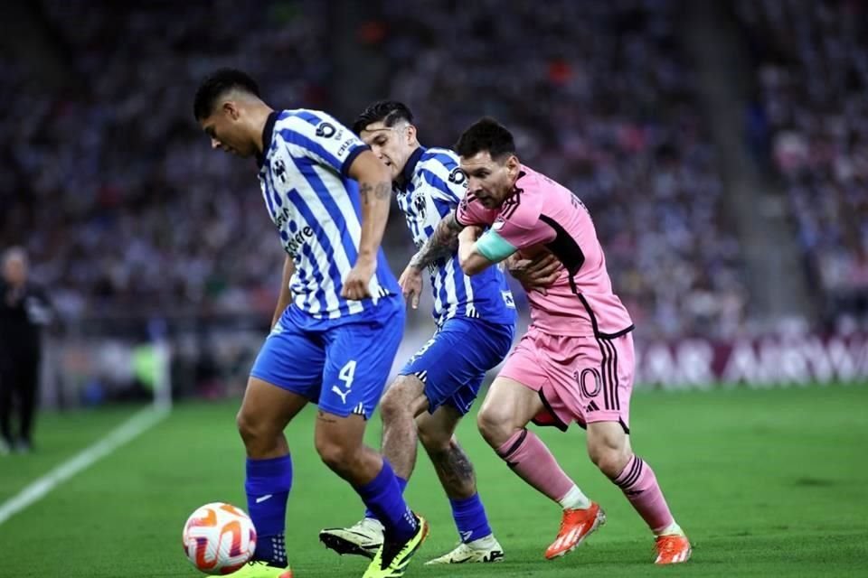 Messi no daba por perdido un balón.