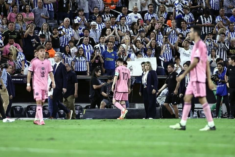 Messi se fue del campo sin intercambiar su playera en el campo.