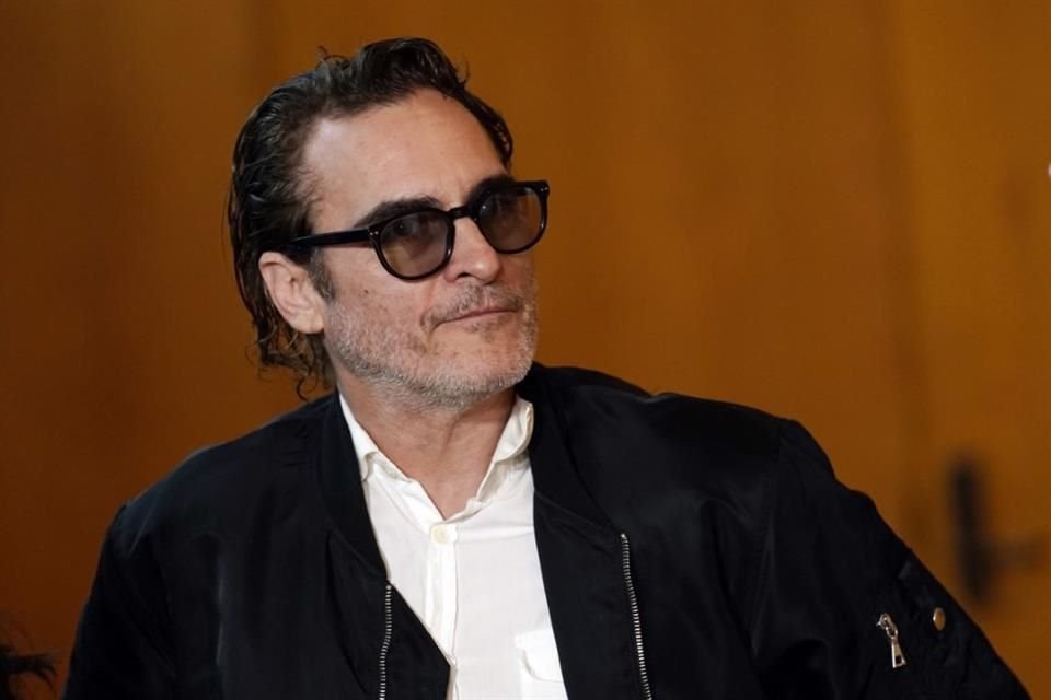 A un día de que finalice la subasta, Joaquin Phoenix se unió a la causa.