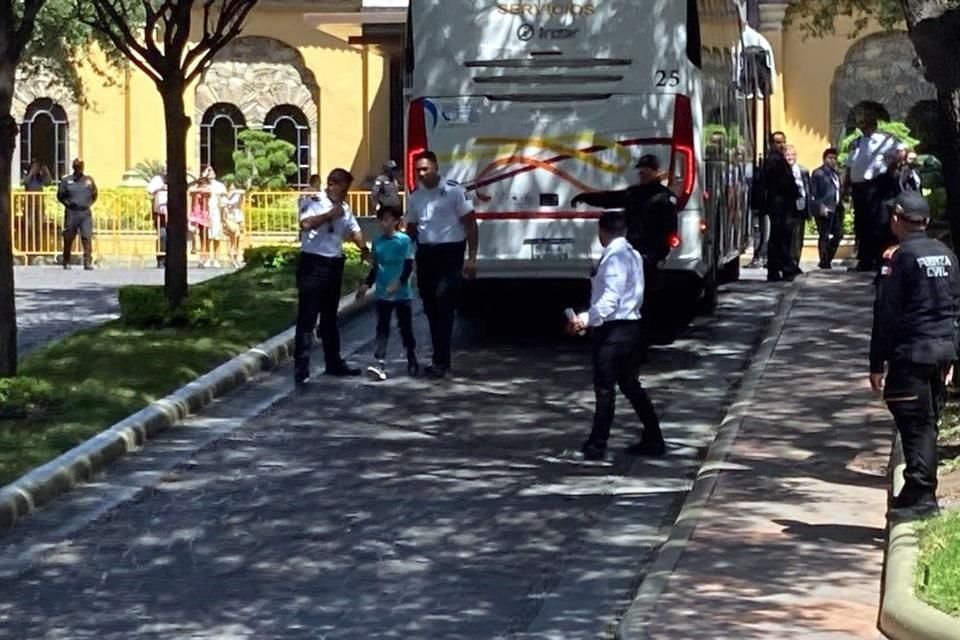 El pequeño aficionado no pudo subir al autobús al ser detenido por la Policía.