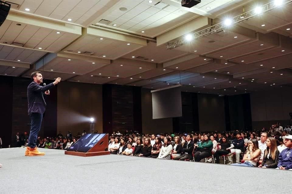 Al hablar de crimen organizado, en Puebla, Máynez en específico se refirió al huachicol, delito mediante el cual, sostuvo, algunos candidatos fondean sus campañas.