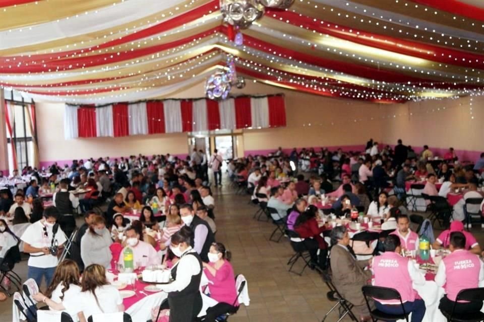 Con una comida en un salón cerrado y aglomeraciones, candidatos de Fuerza por México realizaron un acto de campaña en el Deportivo 18 de Marzo, del Sindicato Único de Trabajadores del Gobierno.