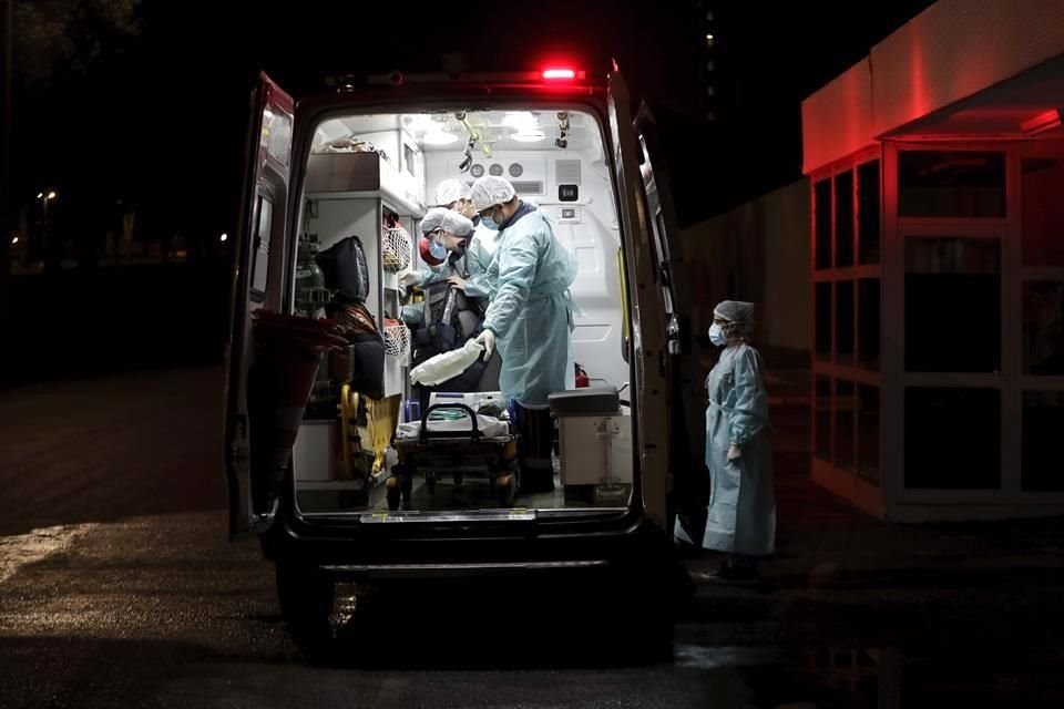 Equipos de emergencia se preparan para trasladar a un enfermo de Covid-19, en Brasilia, Brasil.