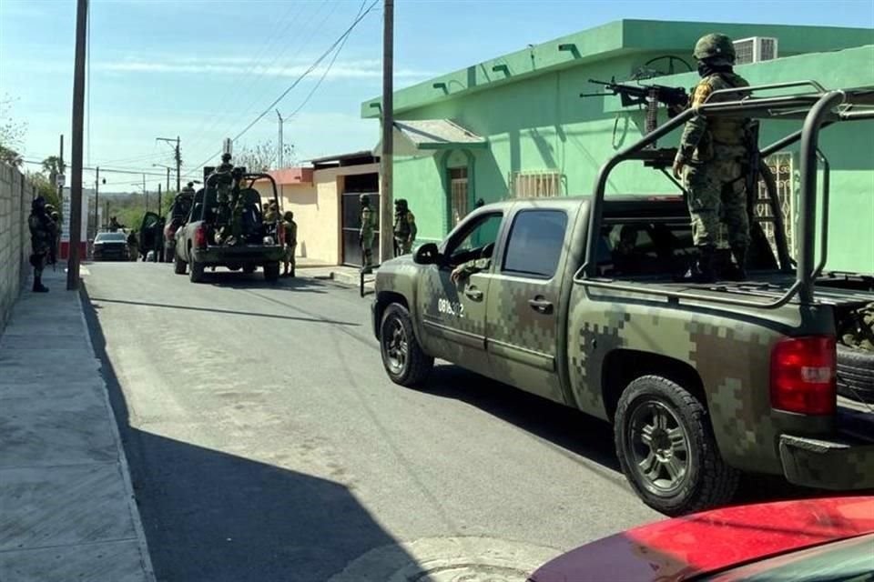 Los soldados portando sus armas largas en mano cerraron un amplio perímetro por las calles Hidalgo y Madero, desde Escobedo hasta Guerrero.