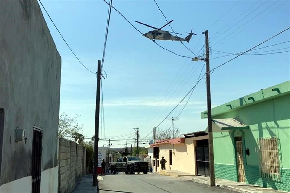 Los soldados portando sus armas largas en mano cerraron un amplio perímetro por las calles Hidalgo y Madero, desde Escobedo hasta Guerrero.