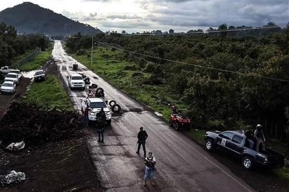 Pobladores alertaron que los narcobloqueos y enfrentamientos de grupos criminales siguen afectándolos en Aguililla, Tepalcatepec, Buenavista y Apatzingán.