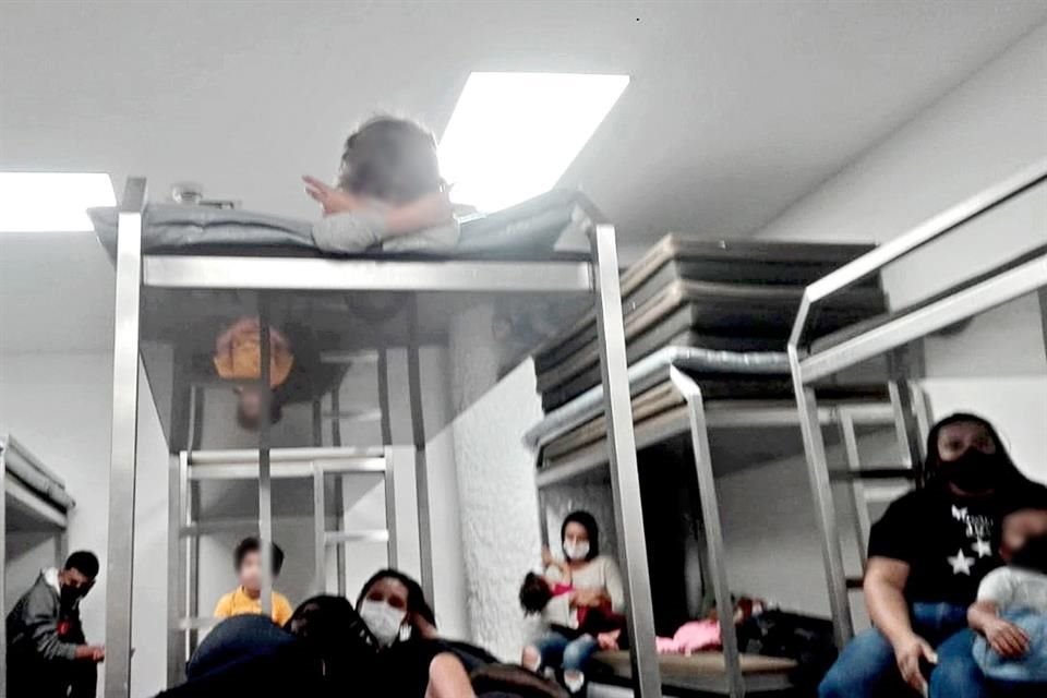 Menores extranjeros son retenidos  en el Aeropuerto Internacional de la Ciudad de México (AICM), dentro de un cuarto sin ventanas y con la luz encendida las 24 horas