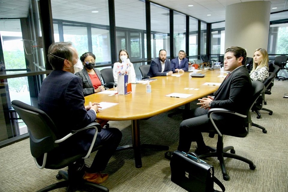 El Gobernador electo, Samuel García (der.), se reunió ayer con el juez Andy Brown (izq.) en Austin.